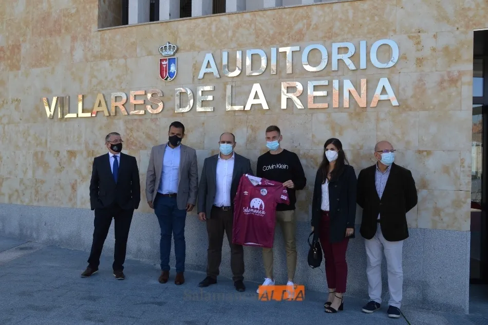 Foto 5 - El Salamanca UDS muestra su segunda equipaci&oacute;n: granate y con un estilo similar a la de la...