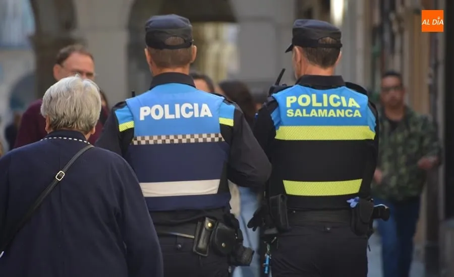 Agentes de la Policía Local en el centro de la ciudad. Foto de archivo