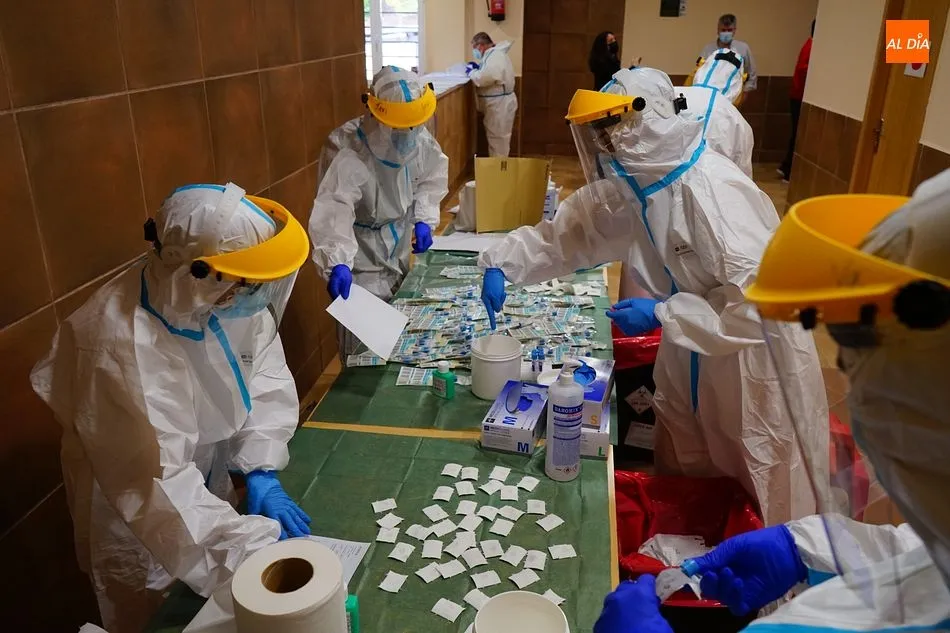 Técnicos sanitarios preparan material para realizar PCR - Kiko Robles