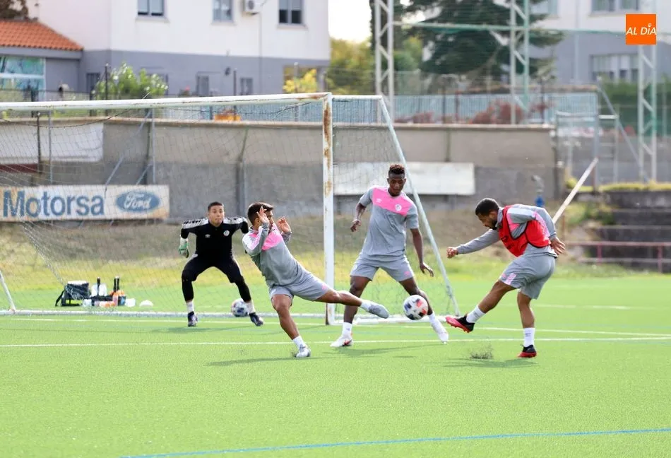 Owen dispara a puerta, en un entrenamiento