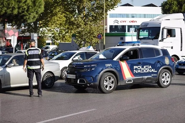 Agentes de la Policía Nacional vigilan el estado de alarma en Madrid - EP
