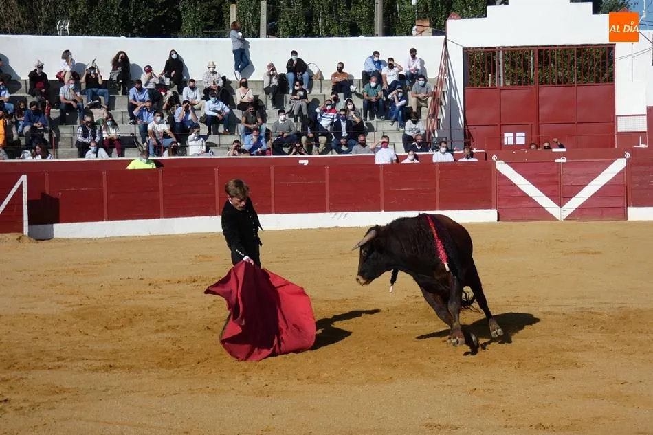 Foto 2 - Villoria acoge una novillada para alumnos de la escuela de tauromaquia rodeada de medidas...