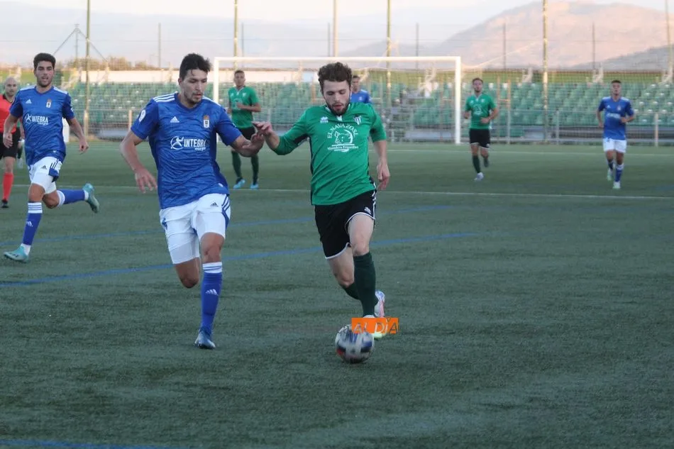 Foto 11 - Al Guijuelo se le escapa la victoria sobre el Oviedo &lsquo;B&rsquo; en el 90&rsquo; (1-1)