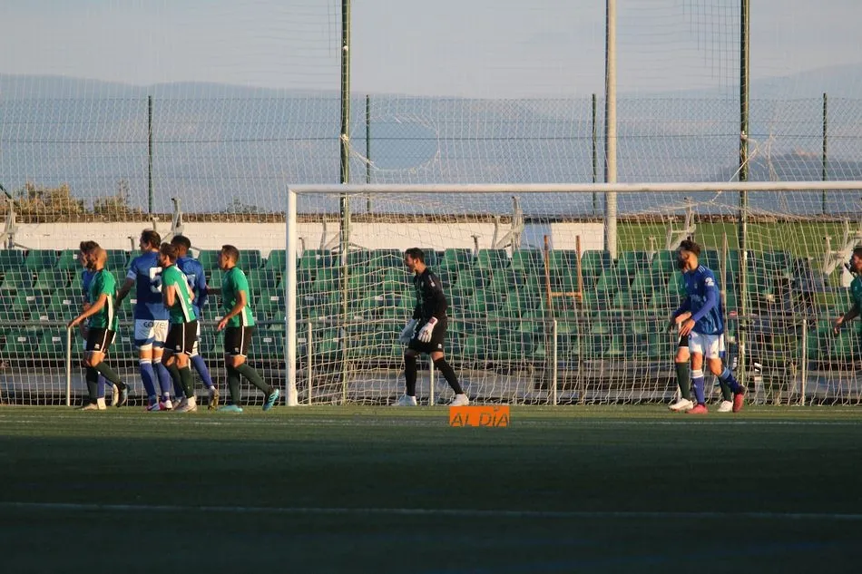 Foto 10 - Al Guijuelo se le escapa la victoria sobre el Oviedo &lsquo;B&rsquo; en el 90&rsquo; (1-1)