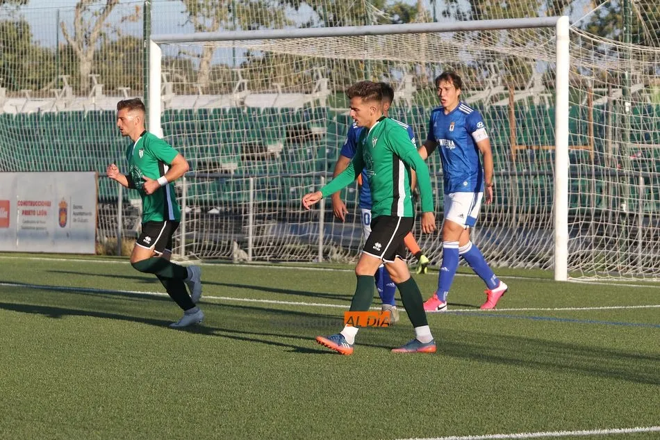 Foto 9 - Al Guijuelo se le escapa la victoria sobre el Oviedo &lsquo;B&rsquo; en el 90&rsquo; (1-1)