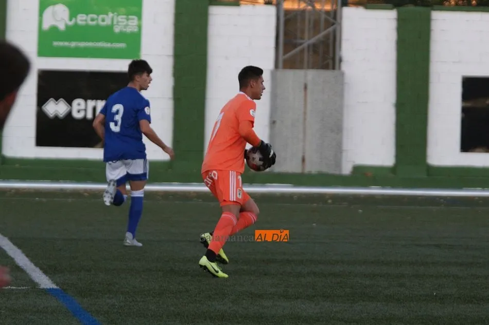 Foto 8 - Al Guijuelo se le escapa la victoria sobre el Oviedo &lsquo;B&rsquo; en el 90&rsquo; (1-1)