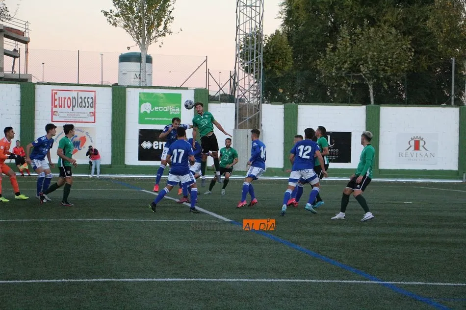 Foto 6 - Al Guijuelo se le escapa la victoria sobre el Oviedo &lsquo;B&rsquo; en el 90&rsquo; (1-1)