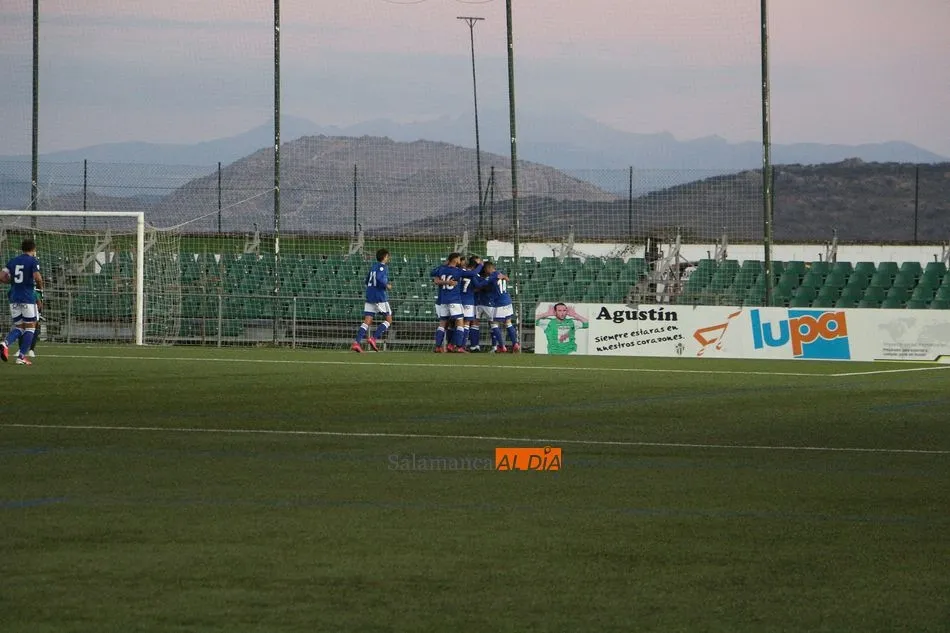 Foto 4 - Al Guijuelo se le escapa la victoria sobre el Oviedo &lsquo;B&rsquo; en el 90&rsquo; (1-1)