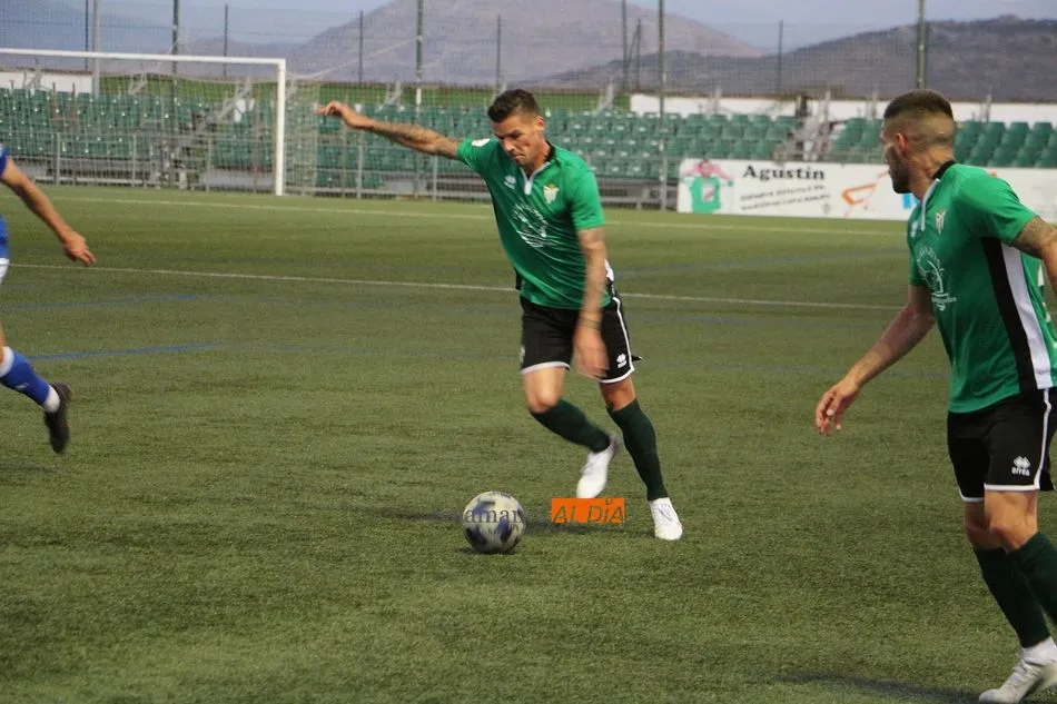 Foto 3 - Al Guijuelo se le escapa la victoria sobre el Oviedo &lsquo;B&rsquo; en el 90&rsquo; (1-1)