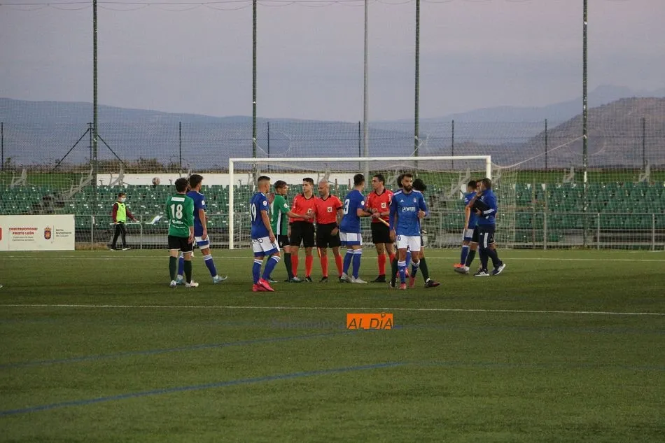 Foto 2 - Al Guijuelo se le escapa la victoria sobre el Oviedo &lsquo;B&rsquo; en el 90&rsquo; (1-1)