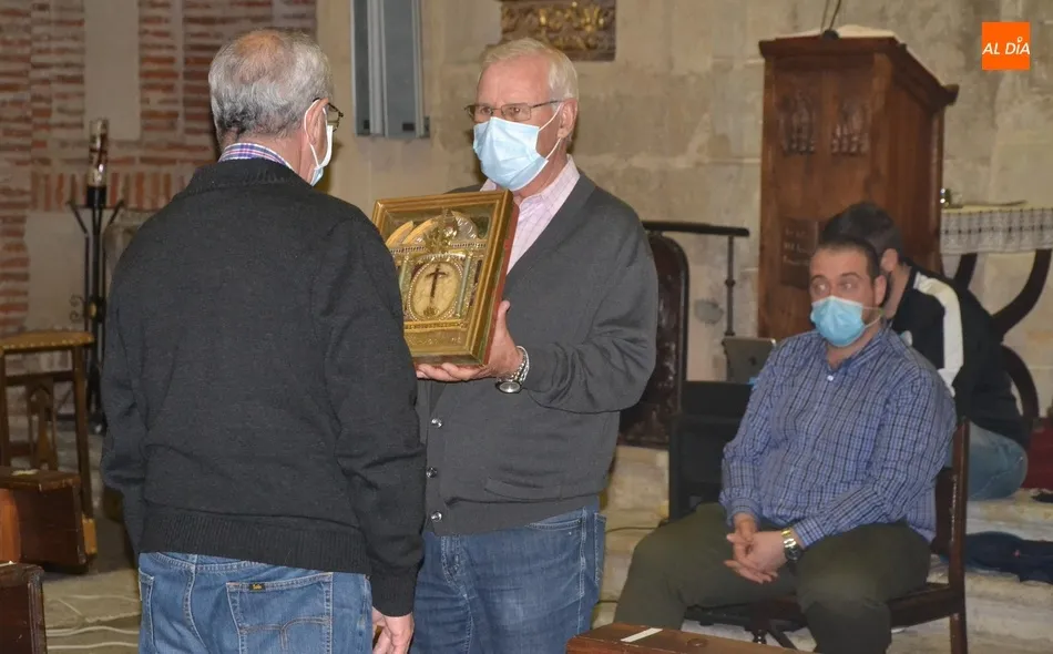Foto 5 - Los cofrades del Silencio aprueban casi por unanimidad procesionar el Lignum Crucis junto a su...