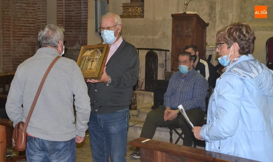 Foto 6 - Los cofrades del Silencio aprueban casi por unanimidad procesionar el Lignum Crucis junto a su...