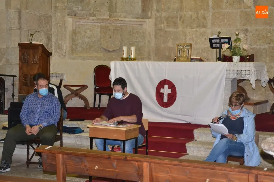 Foto 4 - Los cofrades del Silencio aprueban casi por unanimidad procesionar el Lignum Crucis junto a su...
