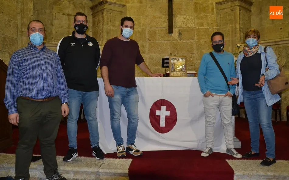 Foto 2 - Los cofrades del Silencio aprueban casi por unanimidad procesionar el Lignum Crucis junto a su...