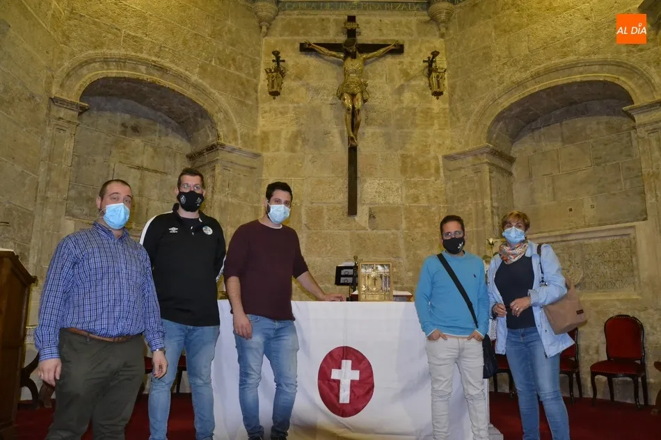 Los cofrades del Silencio aprueban casi por unanimidad procesionar el Lignum Crucis junto a su...