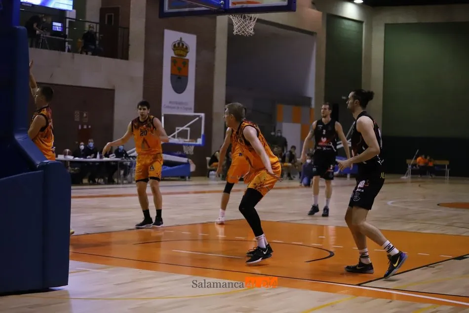 Foto 5 - El BM Salamanca empieza la Liga ganando con mascarilla al BM Delicias y el Aquimisa bate al Gij&oacute;n...