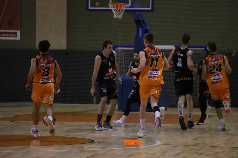 Foto 3 - El BM Salamanca empieza la Liga ganando con mascarilla al BM Delicias y el Aquimisa bate al Gij&oacute;n...