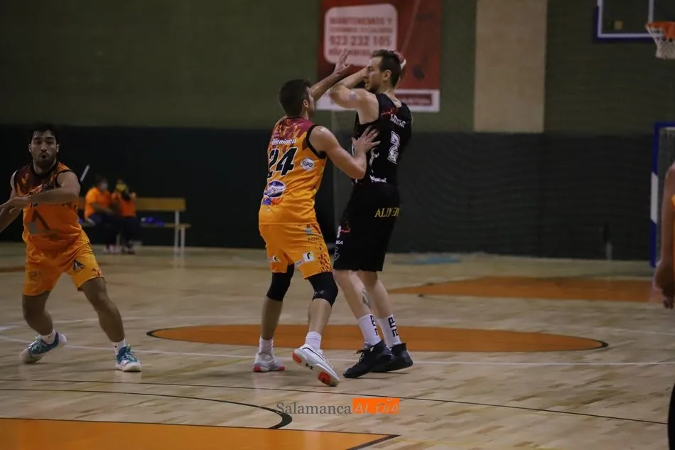 Foto 2 - El BM Salamanca empieza la Liga ganando con mascarilla al BM Delicias y el Aquimisa bate al Gij&oacute;n...