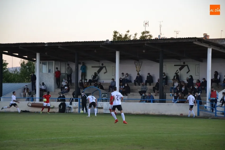 Foto 11 - El Salamanca CF UDS B le remonta al Ciudad Rodrigo en el regreso tras 7 meses del p&uacute;blico al campo ...