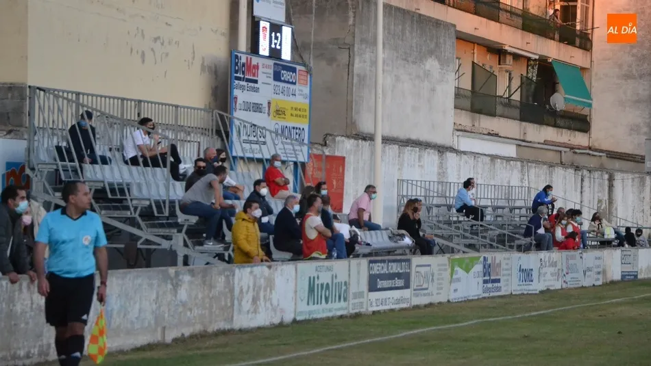Foto 10 - El Salamanca CF UDS B le remonta al Ciudad Rodrigo en el regreso tras 7 meses del p&uacute;blico al campo ...