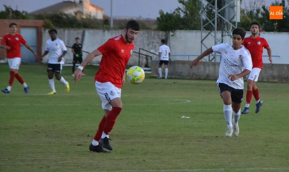 Foto 9 - El Salamanca CF UDS B le remonta al Ciudad Rodrigo en el regreso tras 7 meses del p&uacute;blico al campo ...