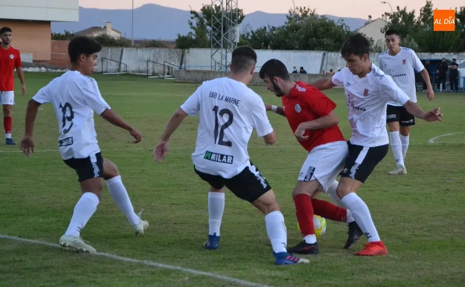 Foto 4 - El Salamanca CF UDS B le remonta al Ciudad Rodrigo en el regreso tras 7 meses del p&uacute;blico al campo ...