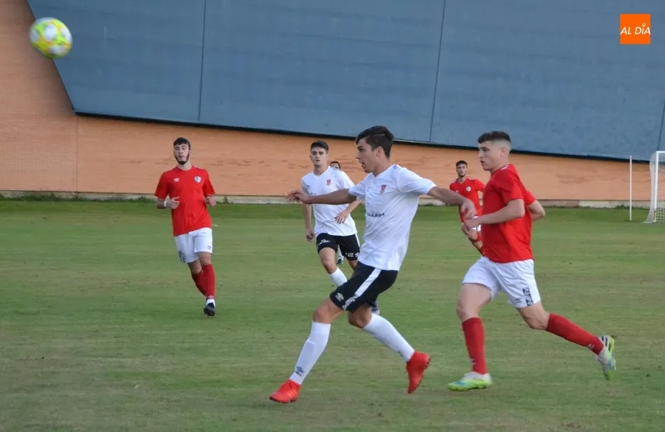 Foto 6 - El Salamanca CF UDS B le remonta al Ciudad Rodrigo en el regreso tras 7 meses del p&uacute;blico al campo ...