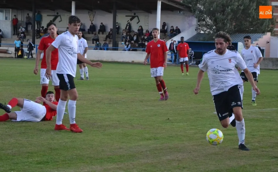 Foto 3 - El Salamanca CF UDS B le remonta al Ciudad Rodrigo en el regreso tras 7 meses del p&uacute;blico al campo ...