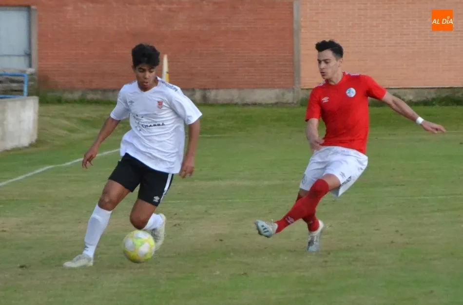 Foto 2 - El Salamanca CF UDS B le remonta al Ciudad Rodrigo en el regreso tras 7 meses del p&uacute;blico al campo ...