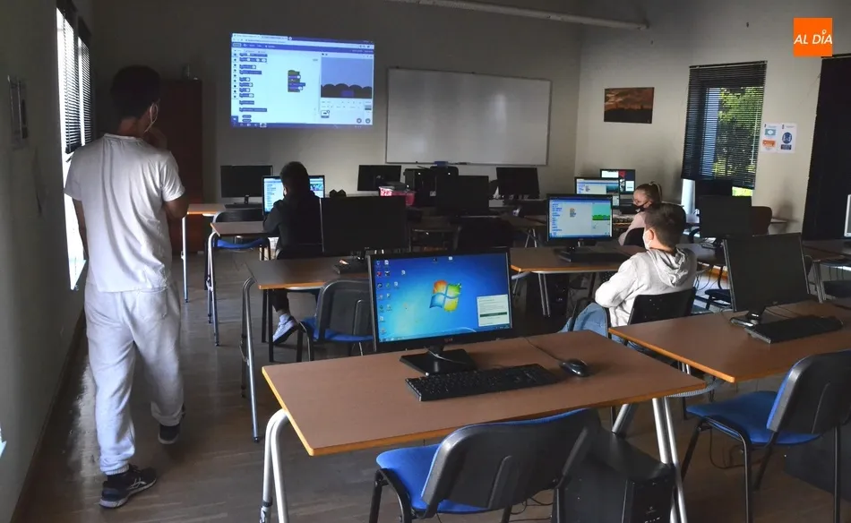 Foto 4 - Varios j&oacute;venes descubren c&oacute;mo se crean los videojuegos  