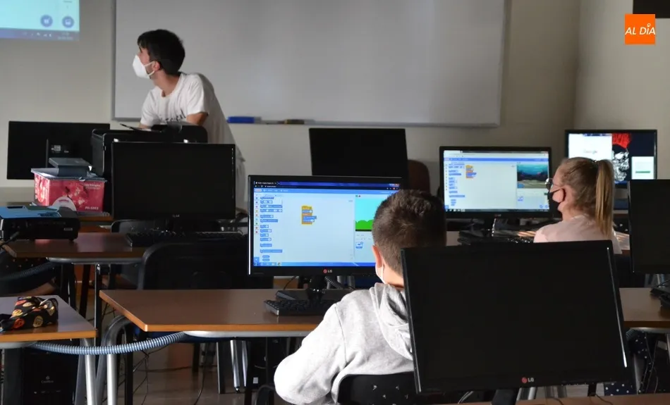 Foto 3 - Varios j&oacute;venes descubren c&oacute;mo se crean los videojuegos  