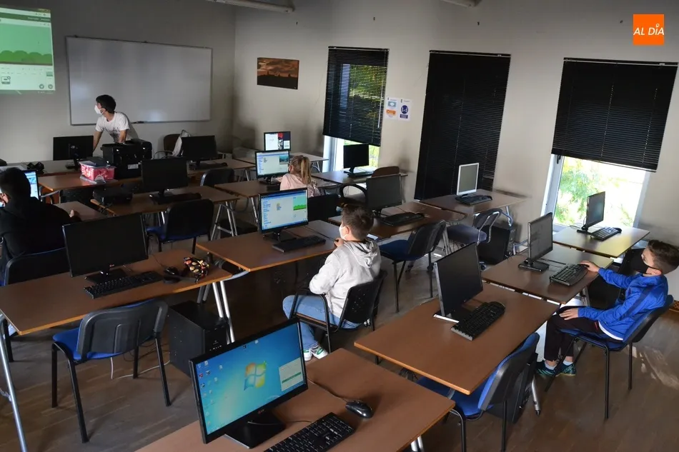 Foto 5 - Varios j&oacute;venes descubren c&oacute;mo se crean los videojuegos  