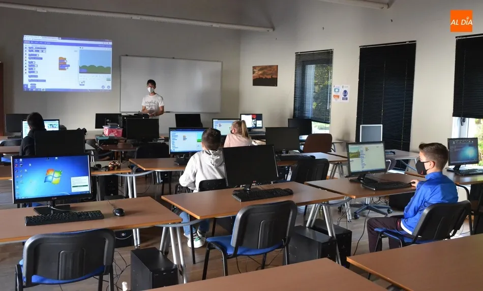 Varios jóvenes descubren cómo se crean los videojuegos  