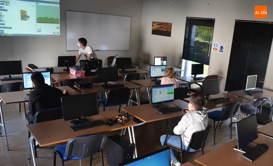 Foto 6 - Varios j&oacute;venes descubren c&oacute;mo se crean los videojuegos  
