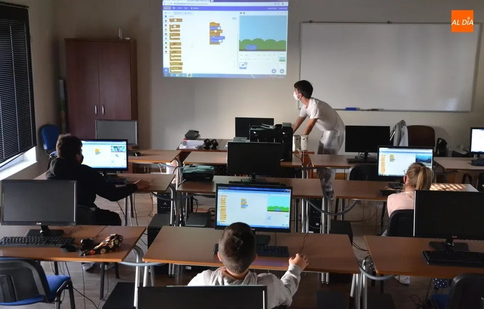 Foto 2 - Varios j&oacute;venes descubren c&oacute;mo se crean los videojuegos  