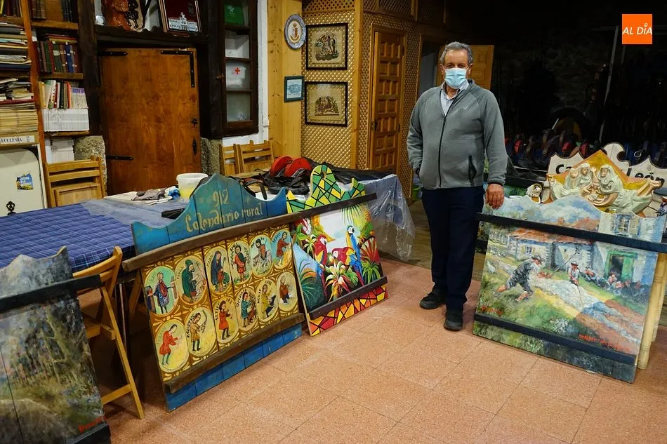 El padre Blas junto a varios de los frontales de carros adornados en Fuenterroble