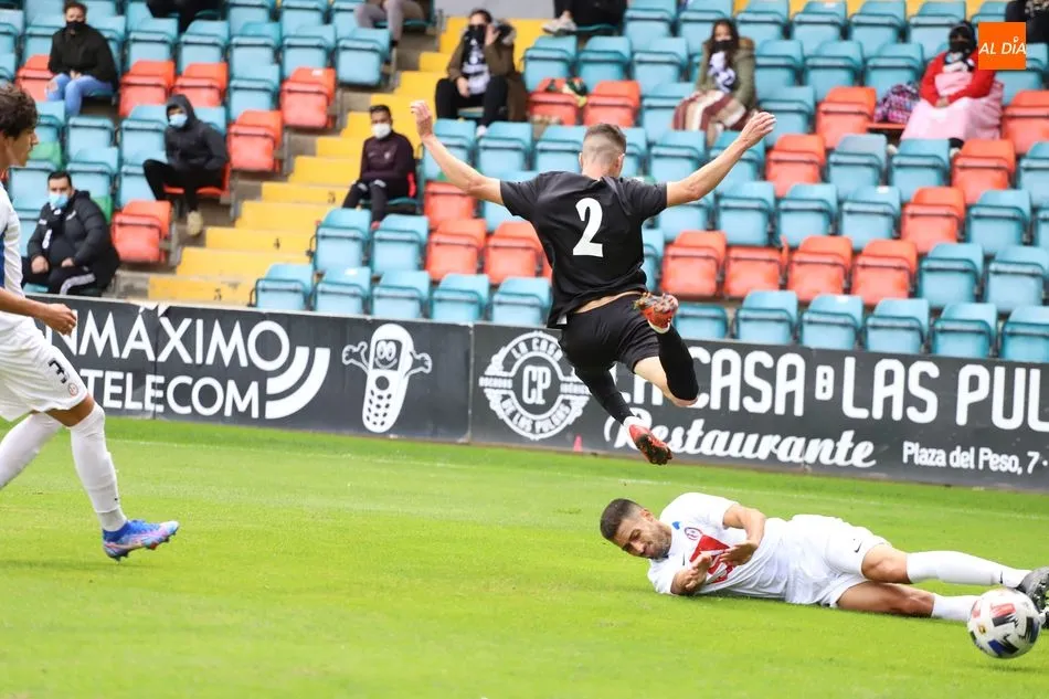 Nacho, ante el Majadahonda, con el número 2 en la espalda
