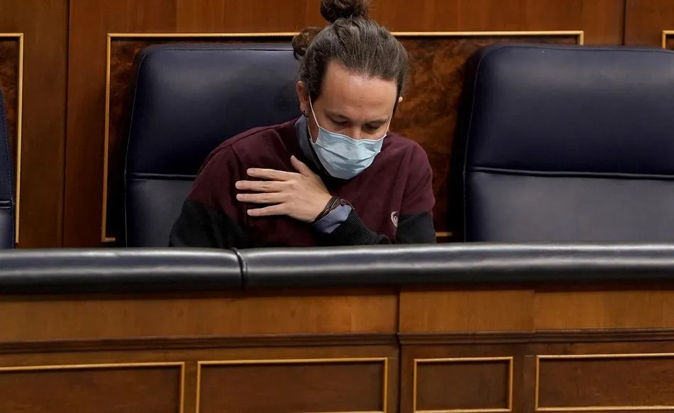 El vicepresidente segundo del Gobierno, Pablo Iglesias, sentado en su escaño del Congreso - Pool