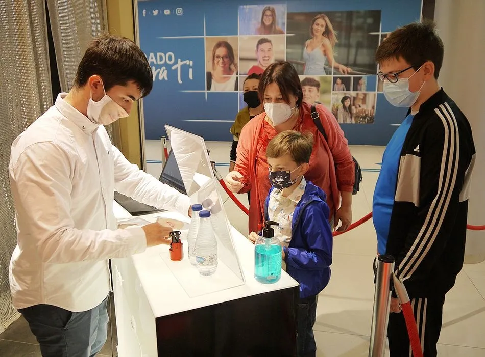 Las mascarillas se personalizan con la sonrisa de los clientes - CC El Tormes