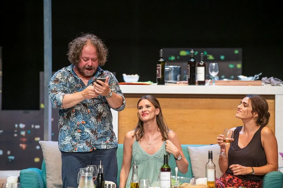 Un instante de la función Perfectos desconocidos de Daniel Guzmán