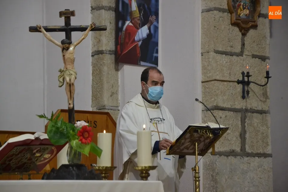 Foto 8 - Ampl&iacute;sima asistencia a la solemne celebraci&oacute;n de la Virgen del Pilar en la Parroquia de San...