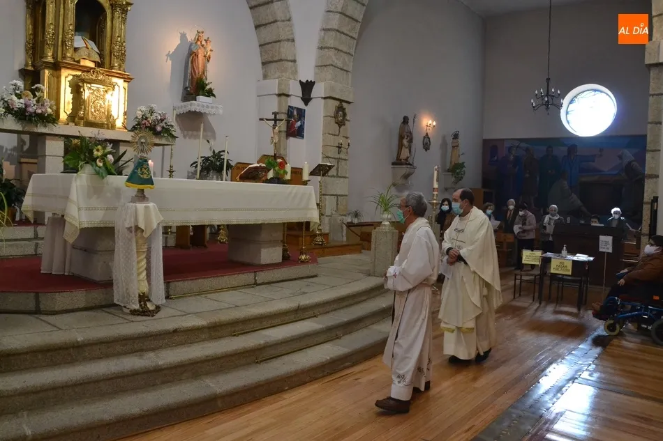 Foto 11 - Ampl&iacute;sima asistencia a la solemne celebraci&oacute;n de la Virgen del Pilar en la Parroquia de San...