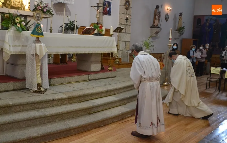 Foto 10 - Ampl&iacute;sima asistencia a la solemne celebraci&oacute;n de la Virgen del Pilar en la Parroquia de San...