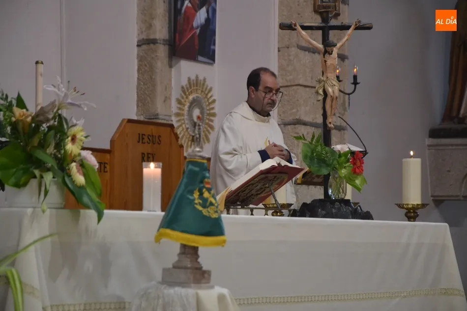 Foto 4 - Ampl&iacute;sima asistencia a la solemne celebraci&oacute;n de la Virgen del Pilar en la Parroquia de San...