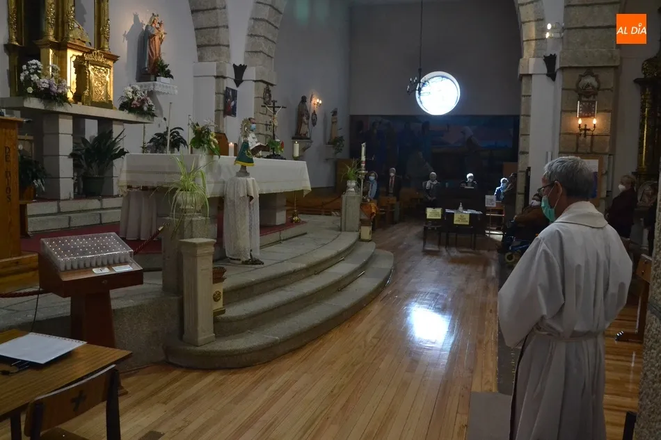 Foto 2 - Ampl&iacute;sima asistencia a la solemne celebraci&oacute;n de la Virgen del Pilar en la Parroquia de San...