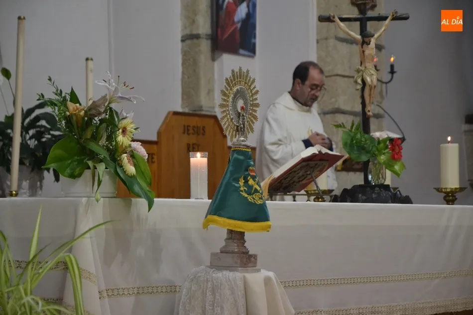 Foto 3 - Ampl&iacute;sima asistencia a la solemne celebraci&oacute;n de la Virgen del Pilar en la Parroquia de San...