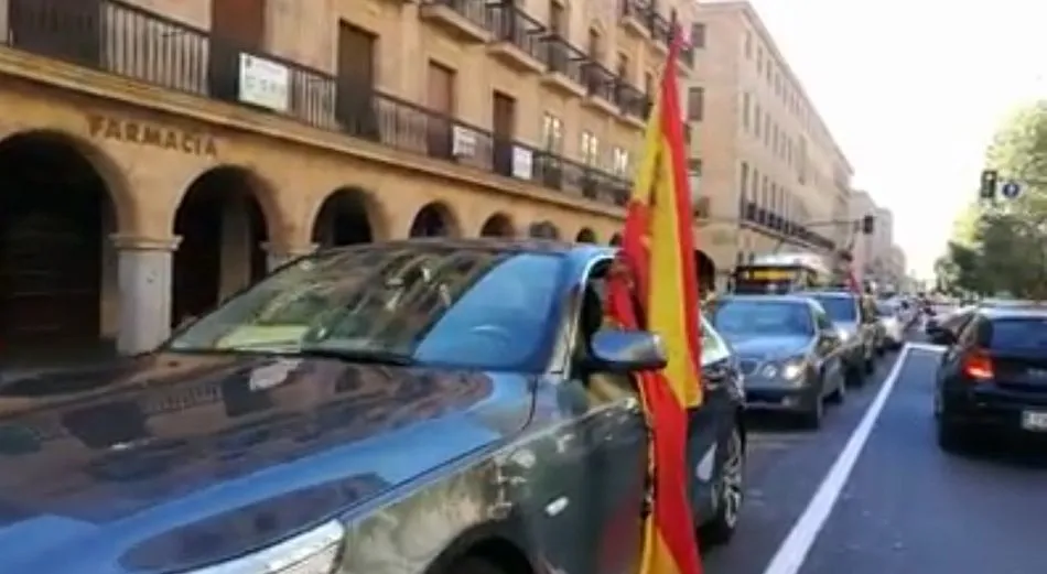 Foto 4 - Los salmantinos responden a la llamada de VOX y se manifiestan en coche el 12 de octubre
