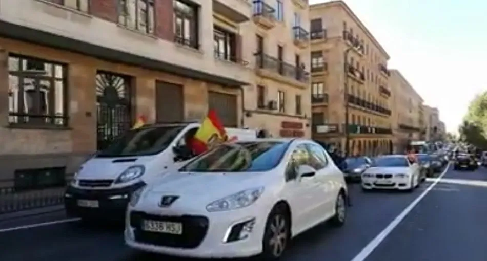Foto 3 - Los salmantinos responden a la llamada de VOX y se manifiestan en coche el 12 de octubre