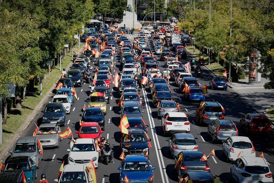 Imagen de la concentración de vehículos convocada por VOX hoy en Madrid - Europa Press