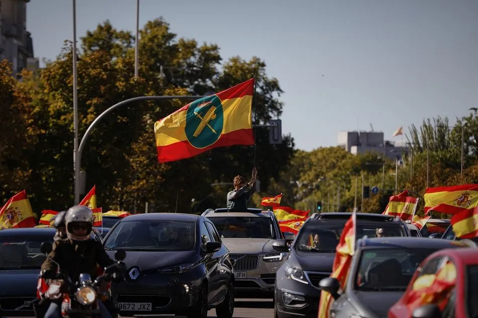 Foto 4 - Centenares de ciudadanos responden a la llamada de Vox en Madrid a protestar contra el Gobierno...